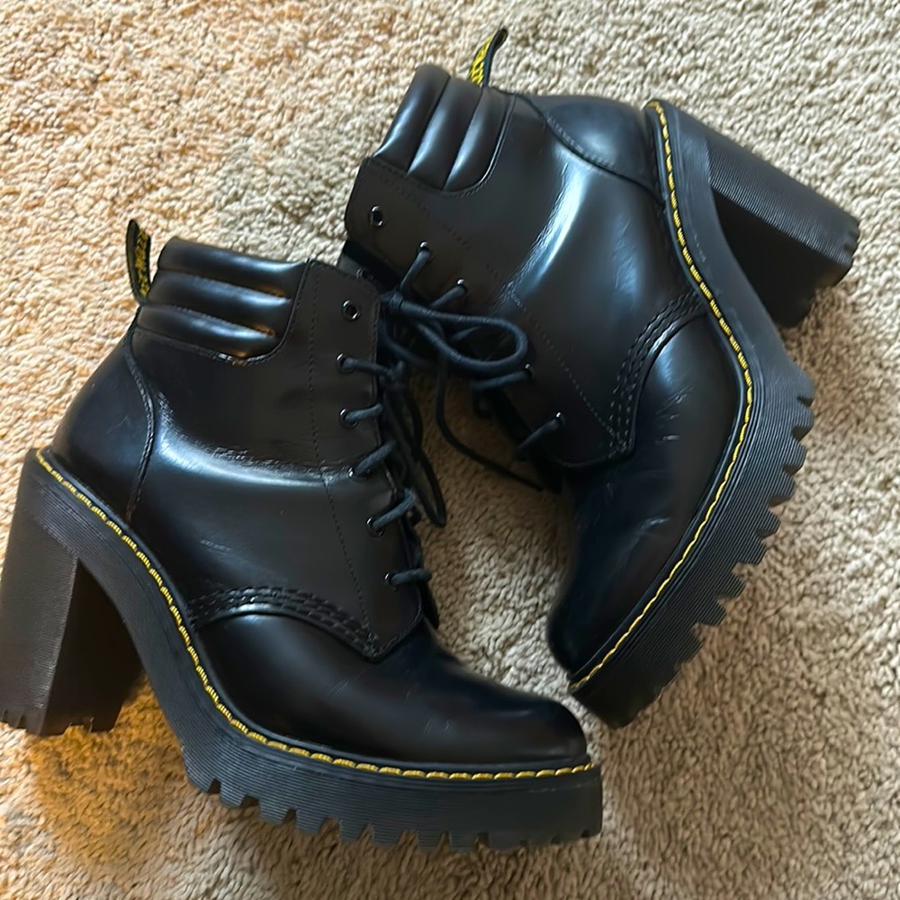 DR MARTENS HIGH HEELED BOOT SIZE 8